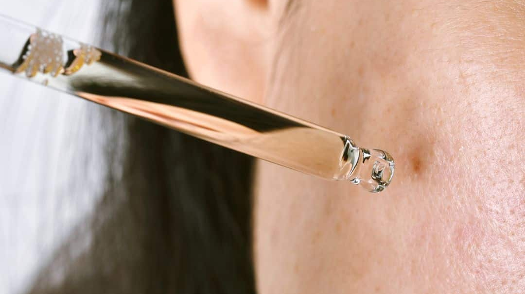 Acné en été : comment éviter l'effet rebond à la rentrée