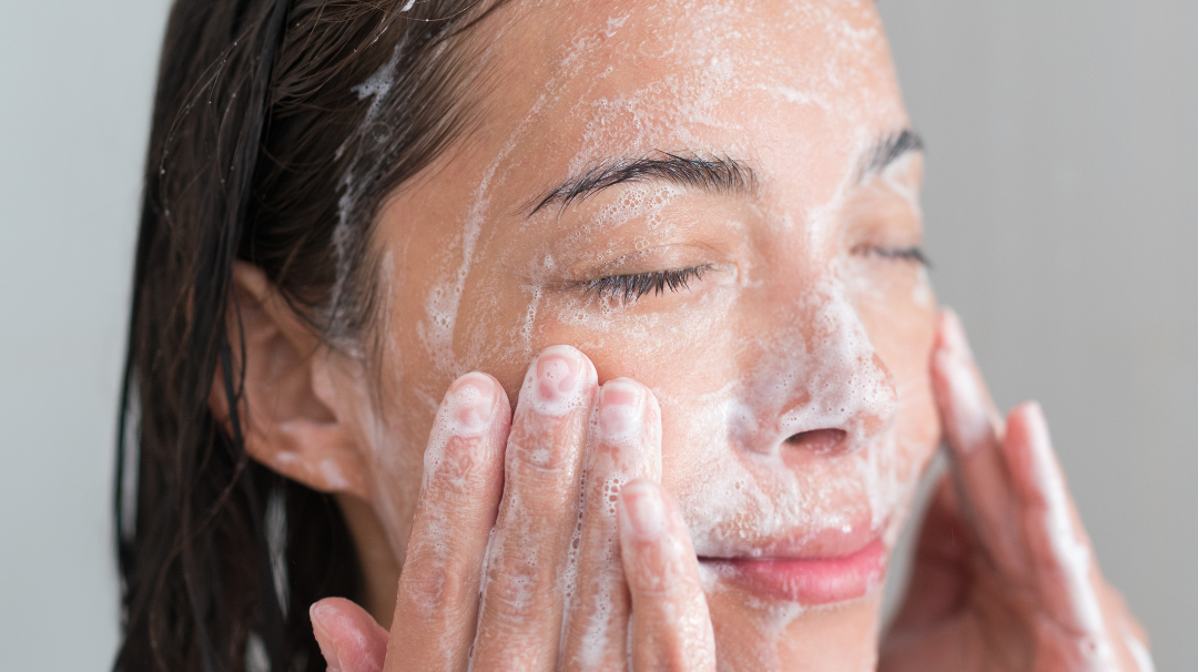 Nettoyage : Comment bien nettoyer la peau de son visage ?