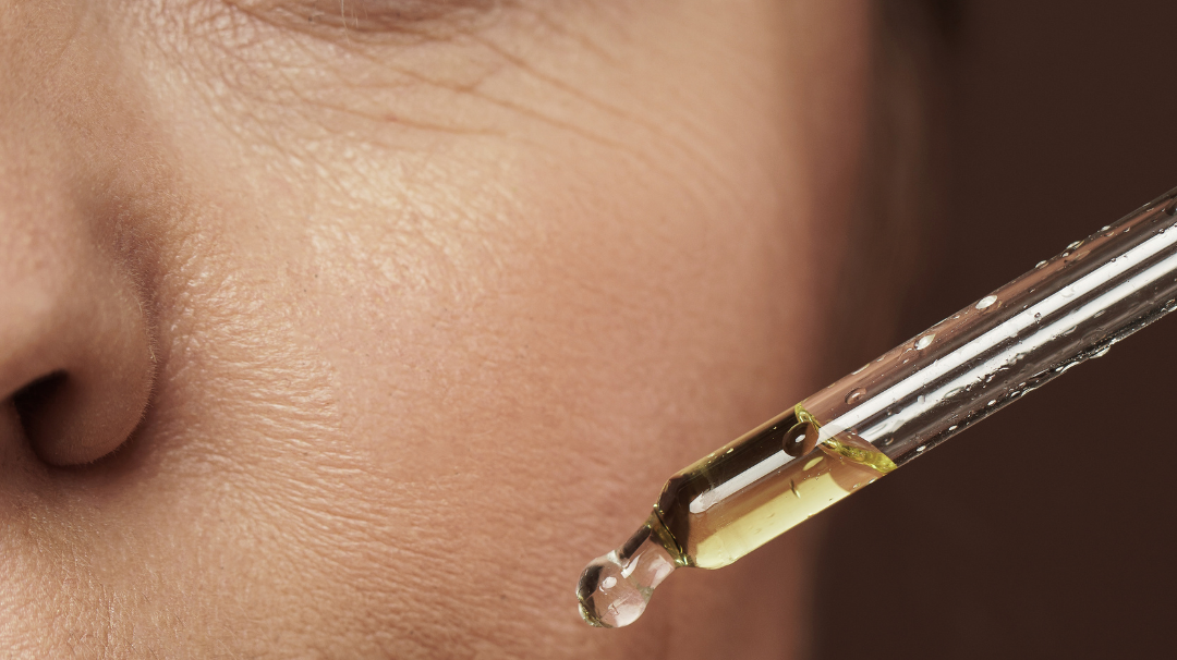 Huiles visage : quelle efficacité pour effacer les rides ?