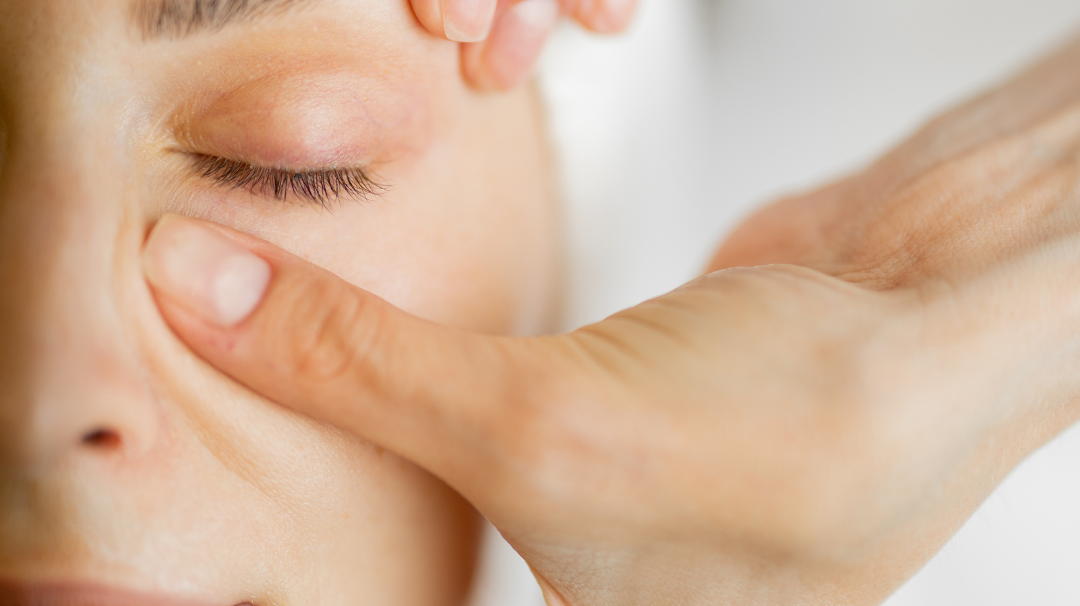 Auto-massage du visage : le drainage lymphatique