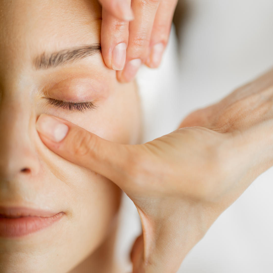 Auto-massage du visage : le drainage lymphatique