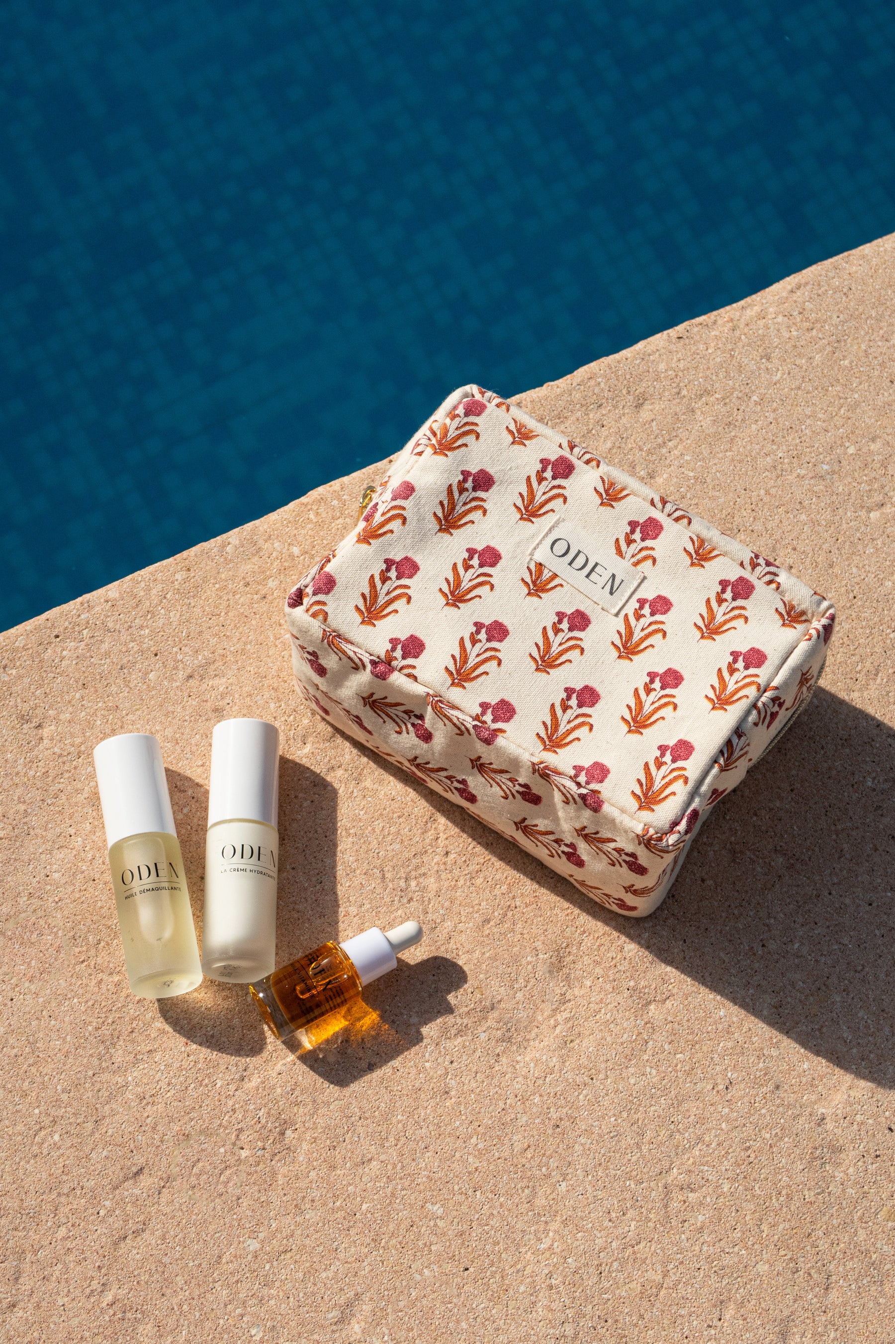 Trousse à composer ODEN au bord de la piscine